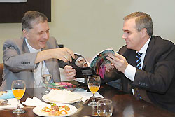 Gustavo Ick junto al obispo Ariel Torrado Mosconi